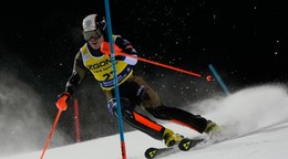 Fínsky lyžiar Eduard Hallberg počas slalomu v Madonna di Campiglio.