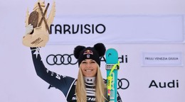 Lindsey Vonnová oslavuje triumf vo svetovom pohári.