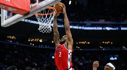 Krídelník Los Angeles Clippers Kawhi Leonard (2) smečuje počas zápasu NBA proti Utahu.