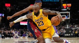 LeBron James (23) v zápase proti Clevelandu Cavaliers.