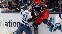 Mathieu Olivier (Columbus) tvrdo narazil Erika Černáka (Tampa) na mantinel. 