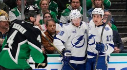 Jake Guentzel (59) a Dominic James (17) oslavujú gól v zápase Dallas - Tampa Bay.