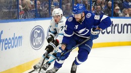 Obranca Tampy Bay Lightning Erik Černák (81) a pravý krídelník tímu Utah Mammoth JJ Peterka (77) bojujú o puk.