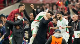 Marockí hráči oslavujú po zápase štvrťfinále Afrického pohára národov Kamerun - Maroko.