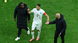 Zľava tréner Senegalu Pape Thiaw, hráč Maroka Hakimi a tréner Maroka Walid Regragui.