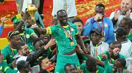 Sadio Mane s trofejou po výhre Senegalu na Africkom pohári národov 2025.