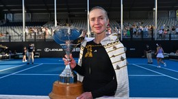 Elina Svitolinová sa s trofejou pre víťazku turnaja WTA v Aucklande.