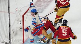 Center New York Rangers Mika Zibanejad (93) oslavuje po góle proti brankárovi Floridy Panthers Sergejovi Bobrovskému (72).
