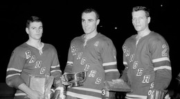Zľava hráči New York Rangers Rod Gilbert, Harry Howell a Phil Goyette držia trofeje.