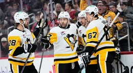Hráči Pittsburghu Penguins oslavujú gól v sieti Detroitu.
