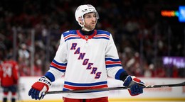 Obranca Carson Soucy v drese New Yorku Rangers.