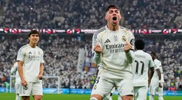 Federico Valverde z Realu Madrid (v popredí) oslavuje po strelení úvodného gólu počas semifinálového zápasu.