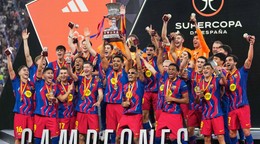 Barcelona oslavuje s víťaznou trofejou