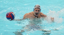 Vasilije Martinovič oslavuje víťazstvo na ME vo vodnom póle 2026.