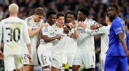 Vinicius Junior oslavuje so spoluhráčmi gól.