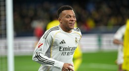 Kylian Mbappé oslavuje gól do siete Villarrealu.