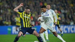 Milan Škriniar (vľavo) bojuje o loptu s Olliem Watkinsom z Aston Villy.