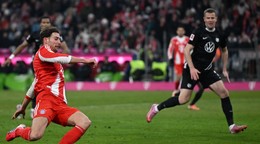 Na snímke slovenský futbalista v drese Wolfsburgu Denis Vavro (vpravo), vľavo hráč Bayernu Leon Goretzka strieľa gól na 8:1.