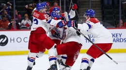 Český hokejista Tomáš Poletín oslavuje so spoluhráčmi gól na 5:4.