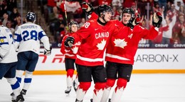 Hokejisti Kanady oslavujú gól.