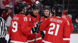 Kanaďan Sam O'Reilly (druhý zľava) oslavuje gól so spoluhráčmi v zápase o bronz.