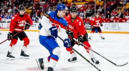 Slovenský hokejista Alex Mišiak (14) a hráči Kanady Kashawn Aitcheson (2) an Ben Danford (14) vo štvrťfinálovom zápase Kanada - Slovensko.