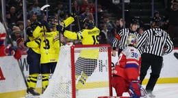 Hokejisti Švédska oslavujú gól do siete Česka vo finále MS U20 2026.