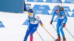 Vľavo slovenská biatlonistka Ema Kapustová počas ZOH 2026.
