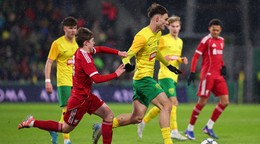 Na snímke v popredí sprava František Kóša (Žilina) a Joseph Upton (Liverpool) bojujú o loptu.