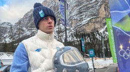 Vladyslav Heraskevyč so svojou helmou počas ZOH 2026.