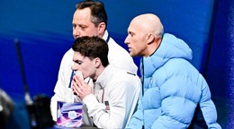 Benoit Richaud (sprava) v Kiss & Cry s americkým pretekárom Maximom Naumovom na ZOH v Miláne.