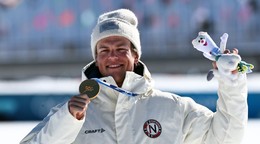 Nórsky bežec na lyžiach Johannes Hösflot Kläbo s ôsmou zlatou medailou zo ZOH. 