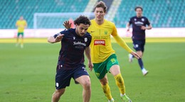 V popredí sprava Marko Roginič (Žilina) a Tsotne Kapanadze (Dunajská Streda)