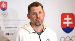 Tréner brankárov Ján Lašák reaguje počas tlačovej konferencie na zraze slovenskej hokejovej reprezentácie.