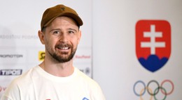 Tomáš Tatar sa usmieva počas tlačovej konferencie na zraze slovenskej hokejovej reprezentácie pred ZOH 2026.