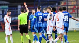 Na snímke rozhodca ukazuje červenú kartu Petrovi Pokornému (ŠK Slovan).