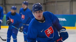 Šimon Nemec počas tréningu slovenskej hokejovej reprezentácie na zimných olympijských hrách v Miláne.