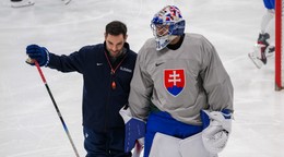 Asistent trénera Todd Woodcroft a Samuel Hlavaj na tréningu Slovenska. 