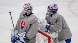 Na snímke zľava Adam Gajan a Samuel Hlavaj počas tréningu slovenskej hokejovej reprezentácie.