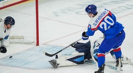 Juraj Slafkovský strieľa gól do siete Fínska na ZOH 2026.