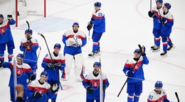 Na snímke slovenskí hokejisti ďakujú divákom po výhre 4:1 po zápase základnej B-skupiny Slovensko - Fínsko.