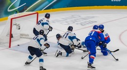 Tomáš Tatar (90) sa teší z gólu na 4:1, ktorý strelil do prázdnej brány Adam Ružička (21) počas zápasu základnej B-skupiny Slovensko - Fínsko na zimných olympijských hrách v Miláne.
