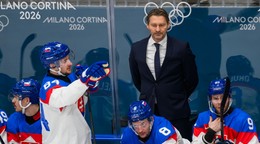 Miloš Kelemen (Slovensko), Pavol Regenda (Slovensko), Oliver Okuliar (Slovensko), tréner slovenskej reprezentácie Vladimír Orzságh a Matúš Sukeľ (Slovensko) počas zápasu základnej B-skupiny Taliansko - Slovensko.