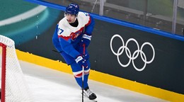 Šimon Nemec korčuľuje s pukom počas zápasu základnej B-skupiny Slovensko - Fínsko.