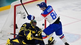 Hokejisti Slovenska strieľajú gól Švédsku na ZOH 2026.