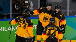 Nemeckí hokejisti oslavujú gól do siete Francúzska na ZOH 2026.