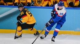 Martin Gernát (Slovensko) a Frederik Tiffels (Nemecko) bojujú o puk vo štvrťfinálovom zápase Slovensko - Nemecko.
