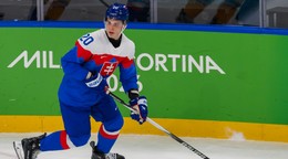 Juraj Slafkovský (Slovensko) korčuľuje s pukom vo štvrťfinálovom dueli Nemecko - Slovensko.