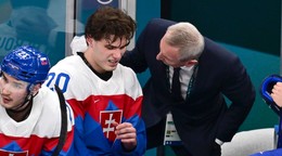 Juraj Slafkovský v opatere lekára počas zápasu s Nemeckom vo štvrťfinále ZOH 2026 v Miláne. 