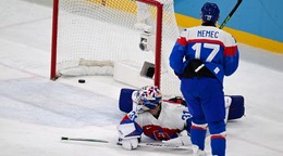 Brankár Samuel Hlavaj (Slovensko) inkasuje gól, prizerá sa jeho spoluhráč Šimon Nemec (17).